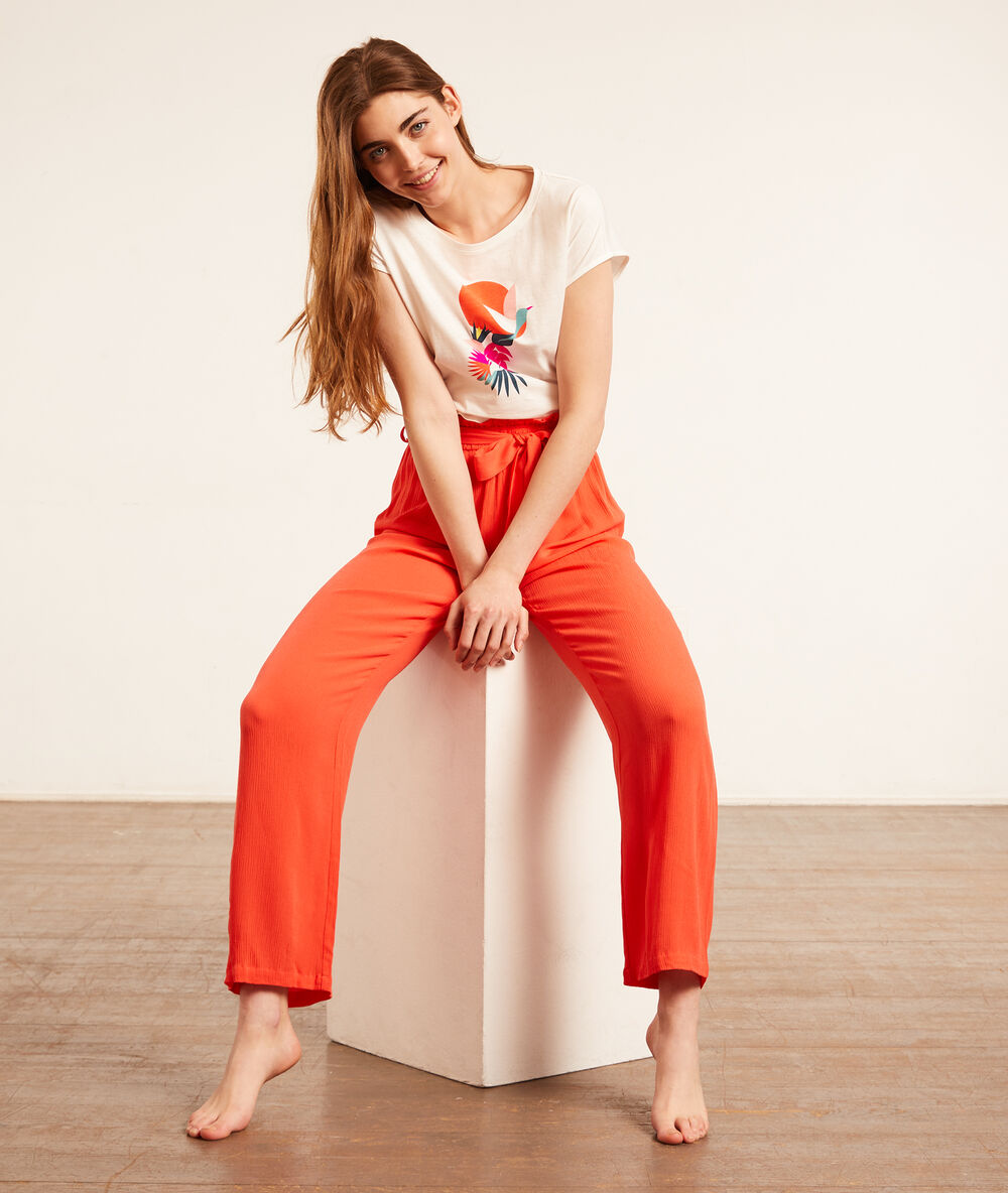 Pantalón pijama con lazada naranja.