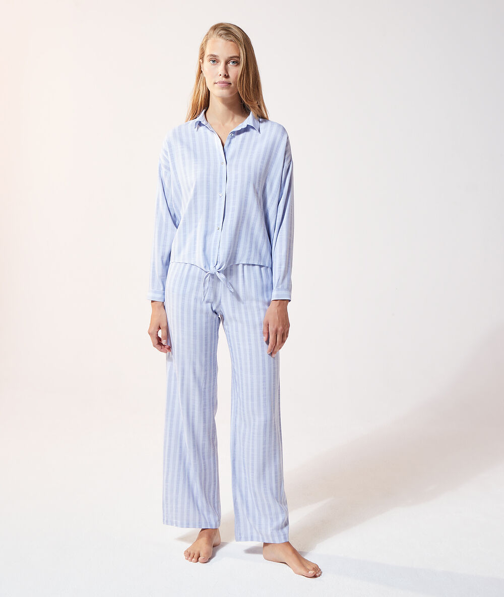 Camisa pijama estampado de rayas azul.