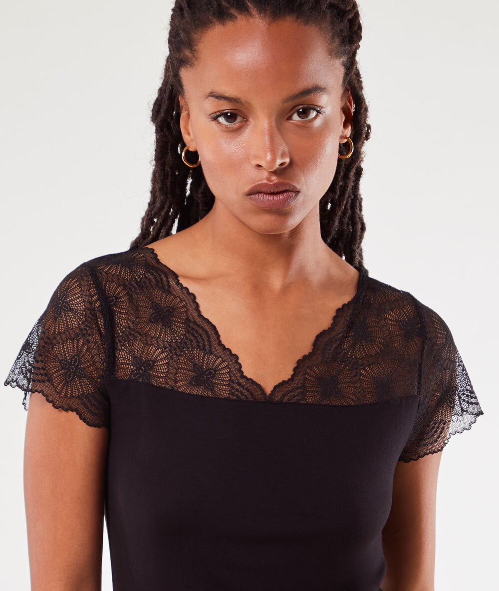 Camisón con motivos de encaje negro.