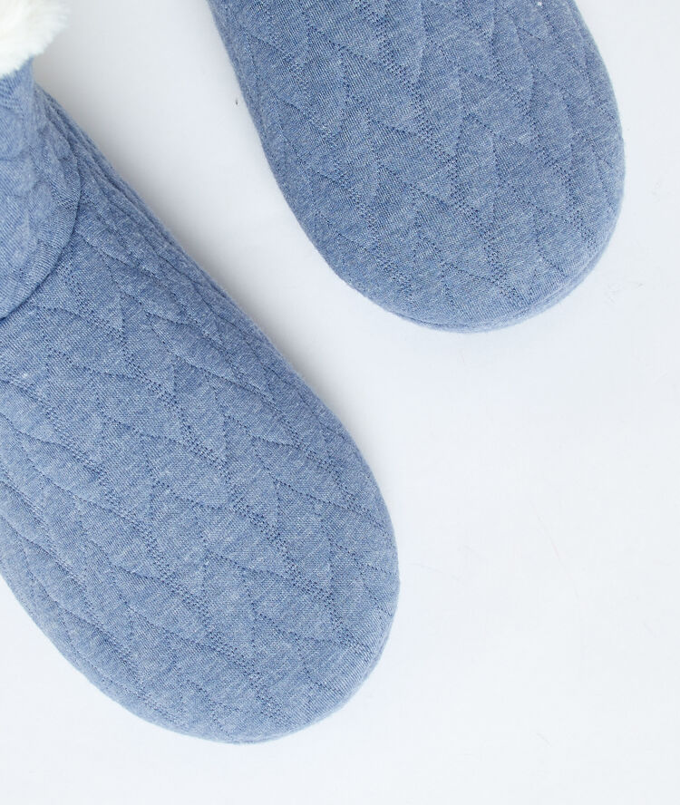 Zapatillas tipo botines con forro interior azul.