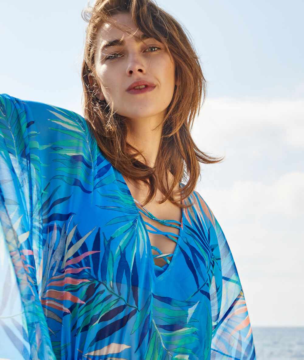 Túnica de playa estampada azul.