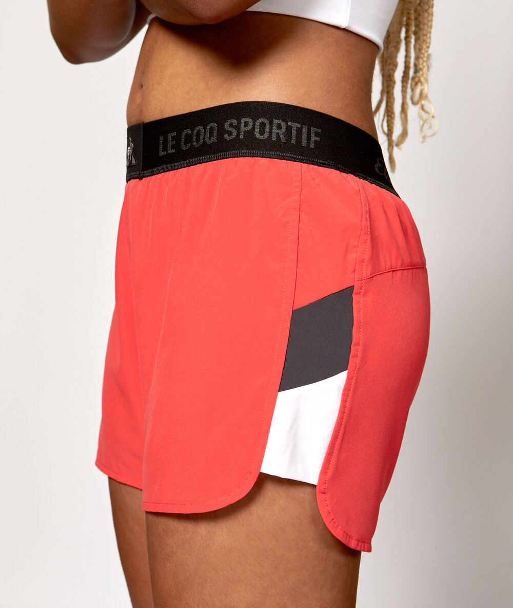 Pantalón corto deportivo coral.