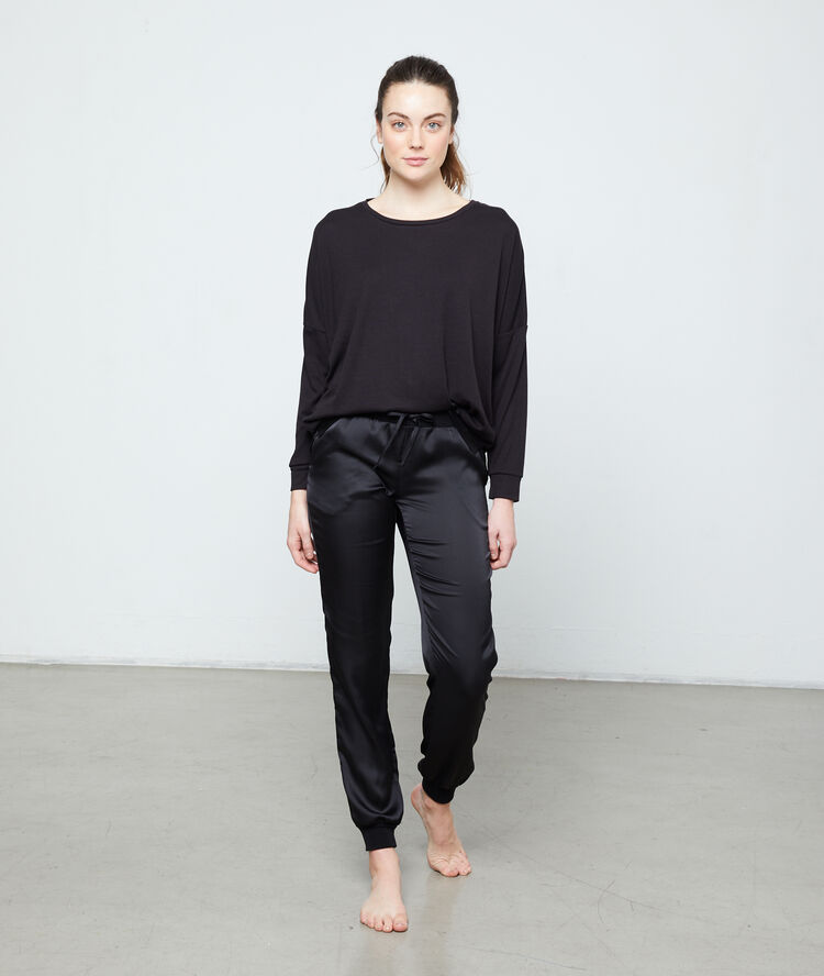 Pantalón de satén liso negro.