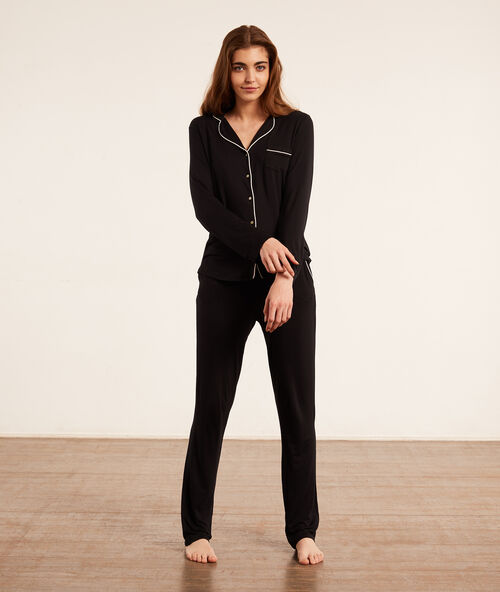 Pantalón liso negro.