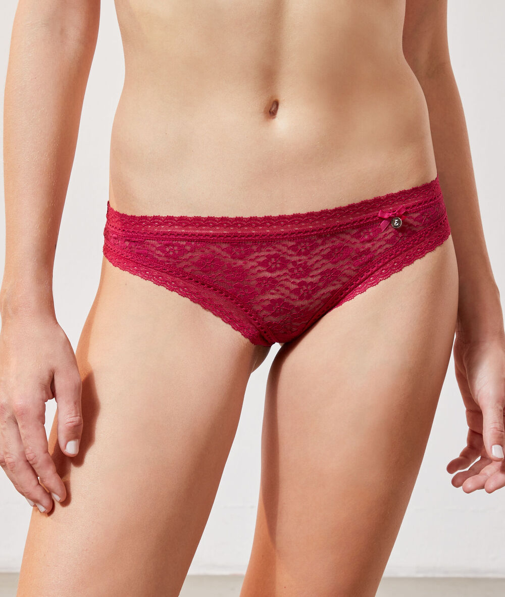 Tanga de encaje floral fucsia.