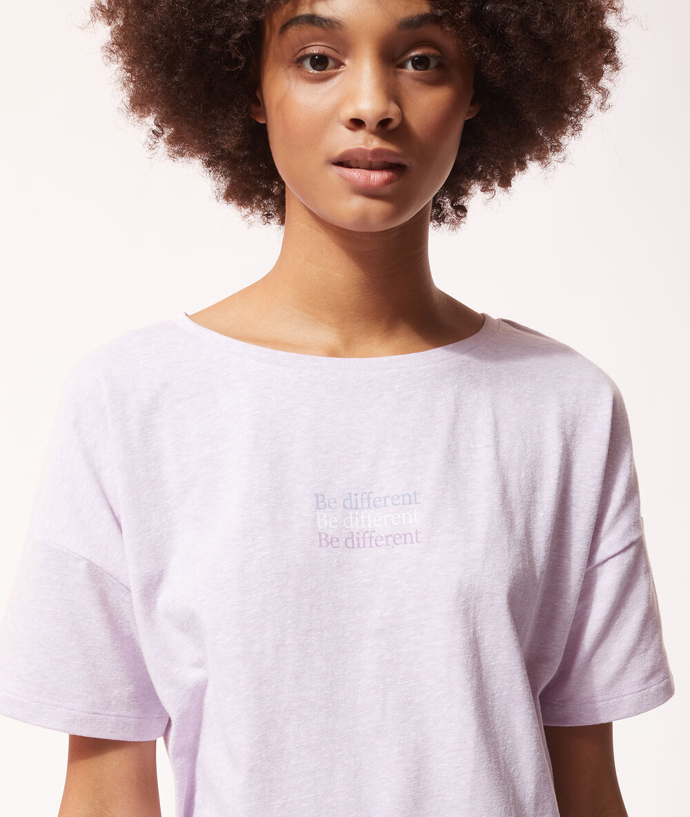 Camiseta 'be different' lila.