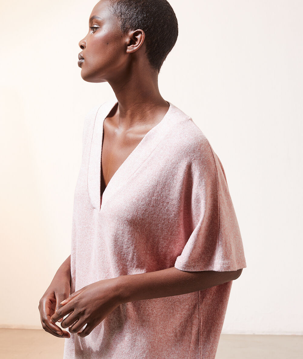 Camisón corto escote en v rosa.