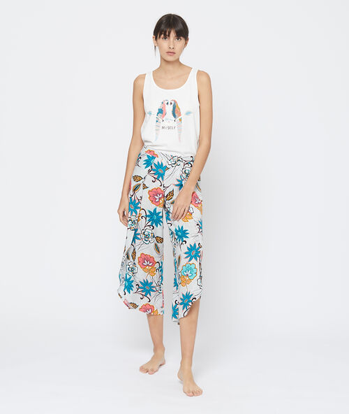 Pantalón capri estampado floral azul.