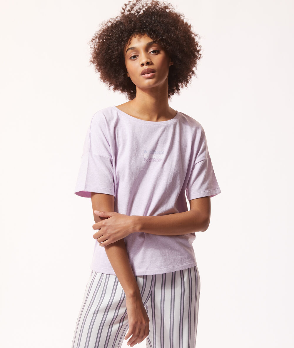 Camiseta 'be different' lila.