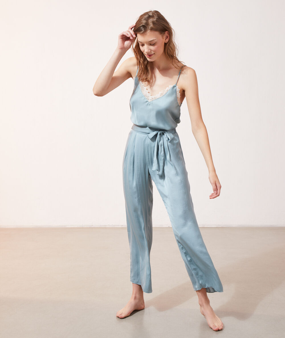Pantalón con lazada azul verde.