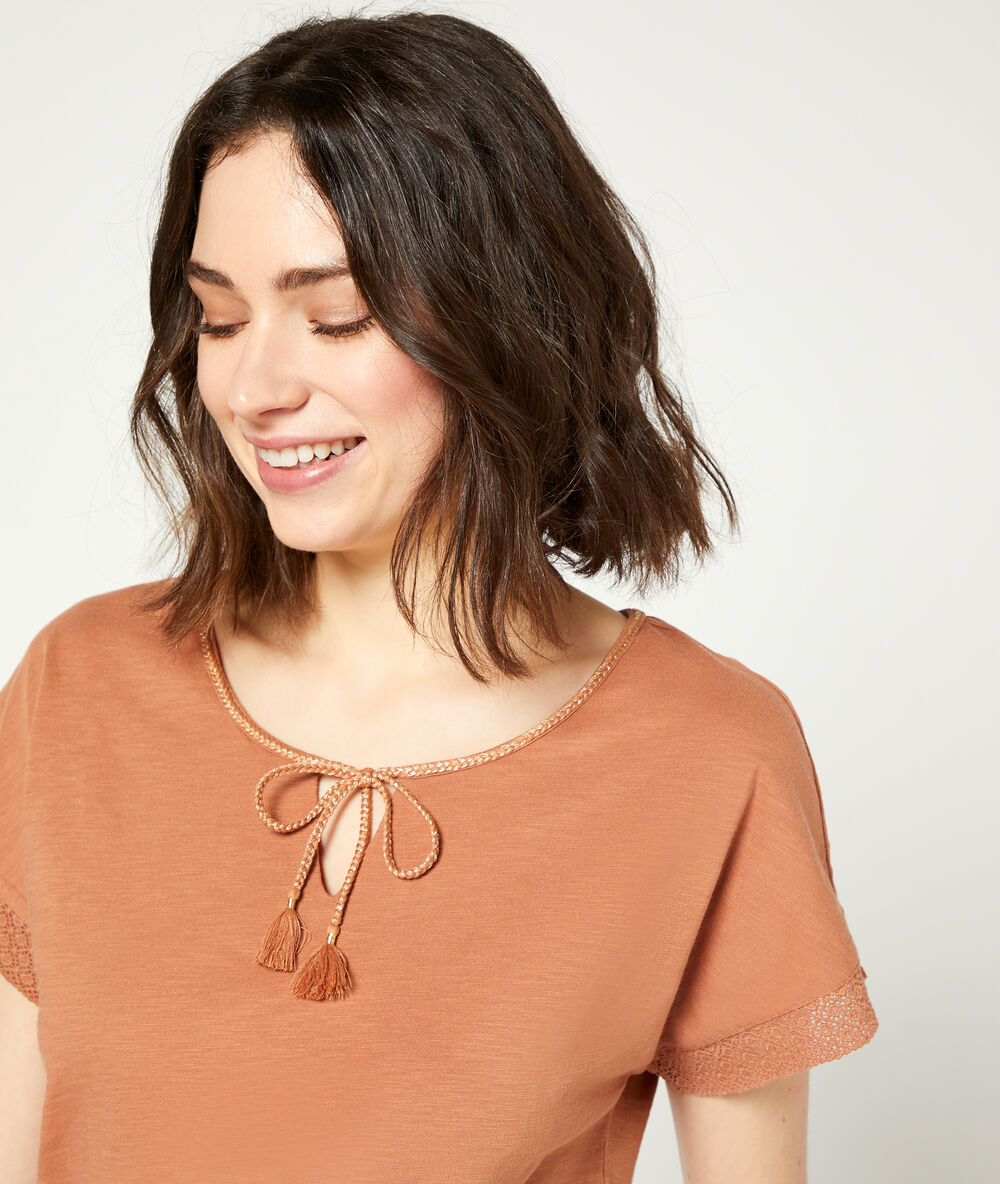 Camiseta manga corta, pompones decorativos terracota.