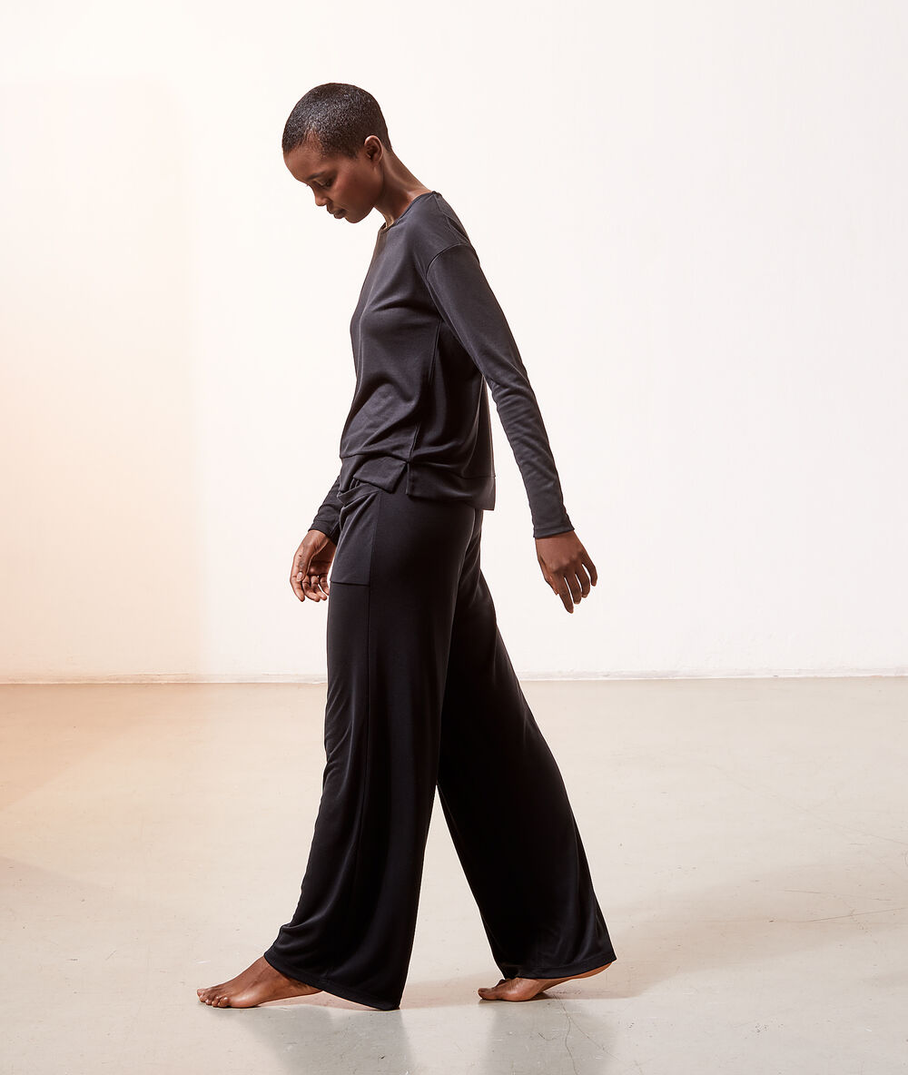 Pantalón con bolsillos negro.