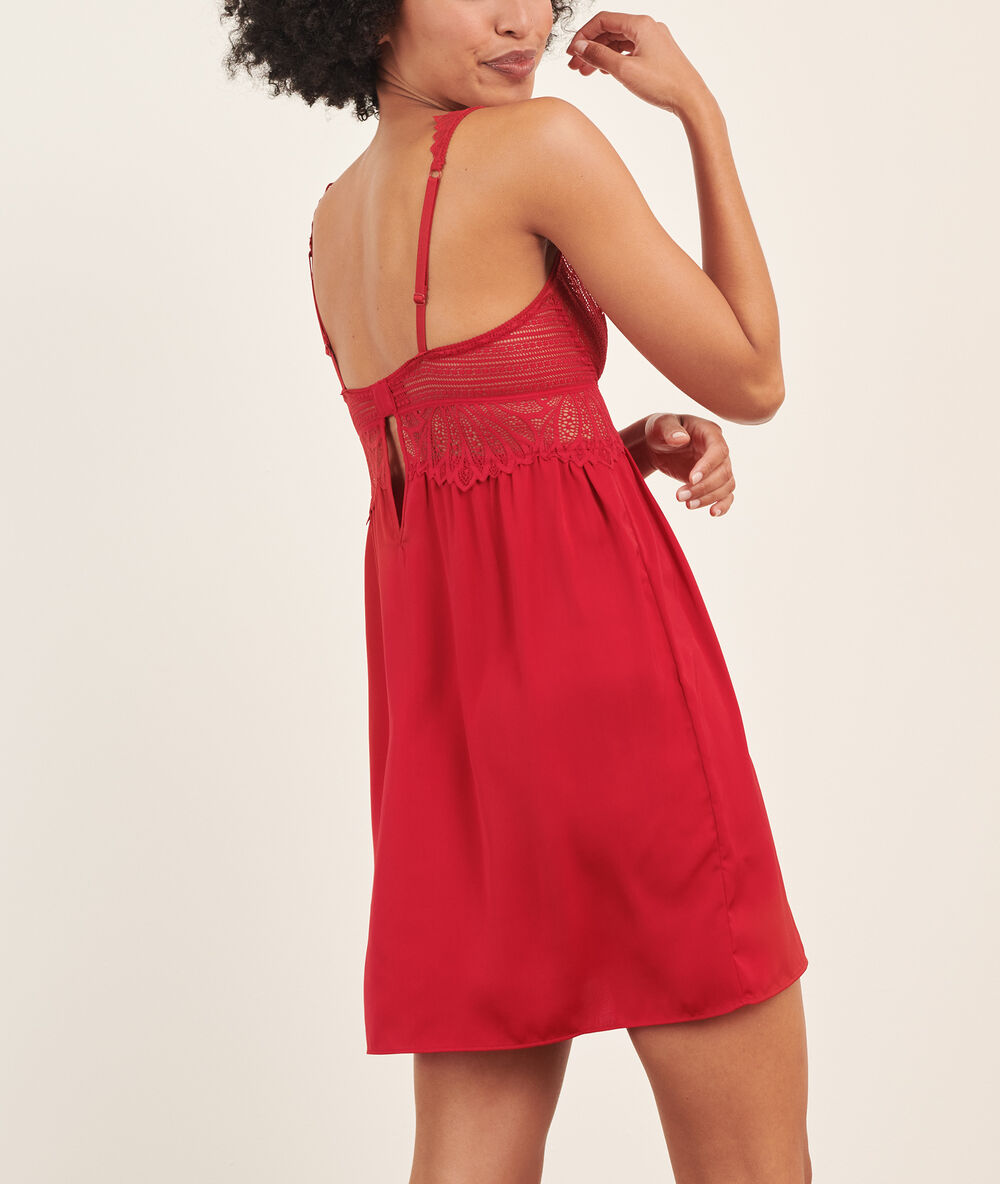 Camisón escotado con motivos de encaje rojo.