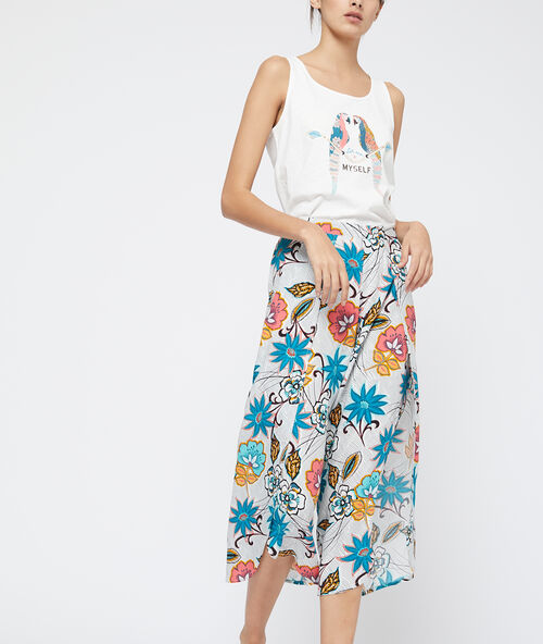 Pantalón capri estampado floral azul.