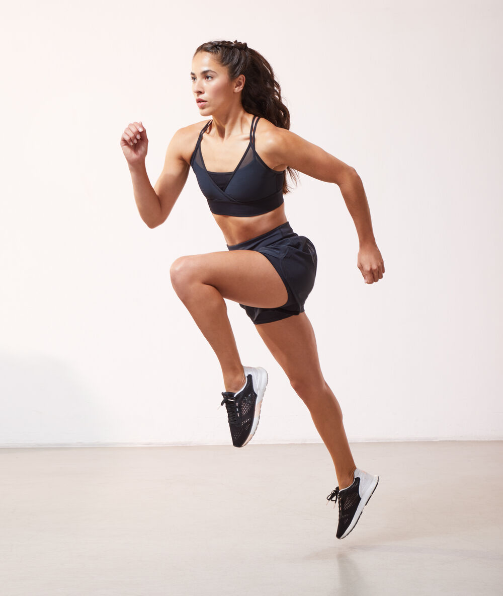 Pantalón corto deportivo negro.