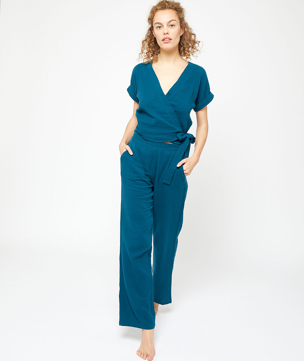 Pantalón holgado azul.