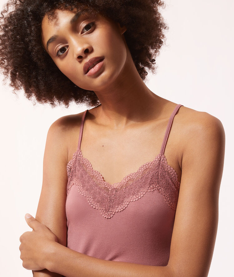 Camisón con motivos de encaje maquillaje.