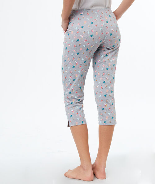 Pantalón tipo pirata estampado blanco.