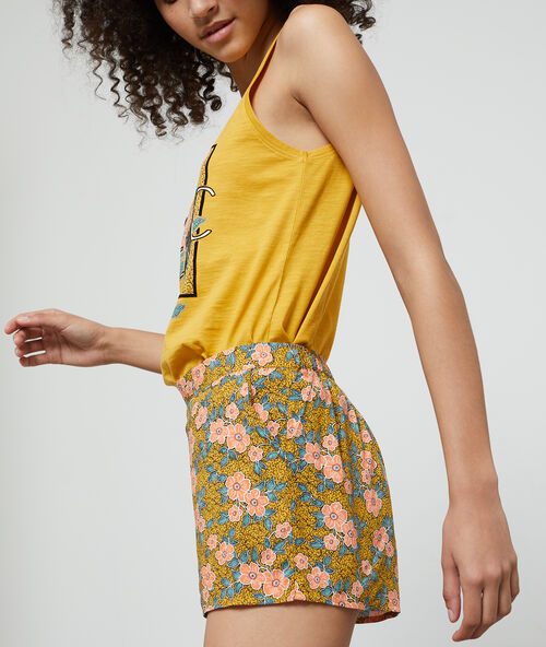 Pantal&oacute;n corto estampado floral amarillo.