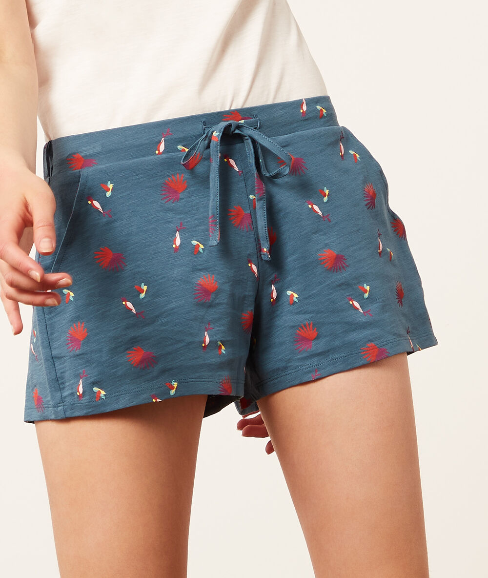 Pantalón corto estampado azul.