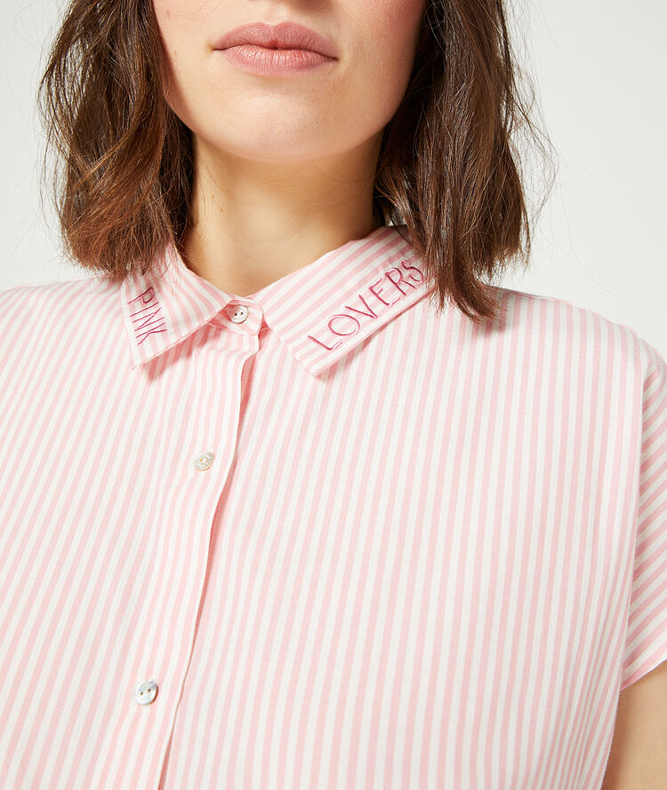 Camisa pijama estampado de rayas rosa.