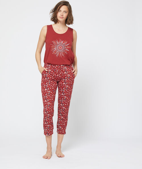 Pantalón capri estampado burdeos.