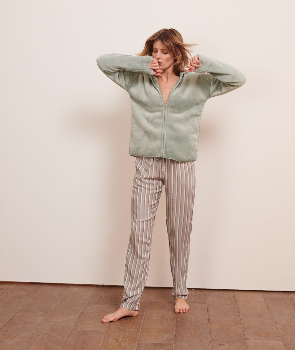 Pantalón estampado de rayas verde.
