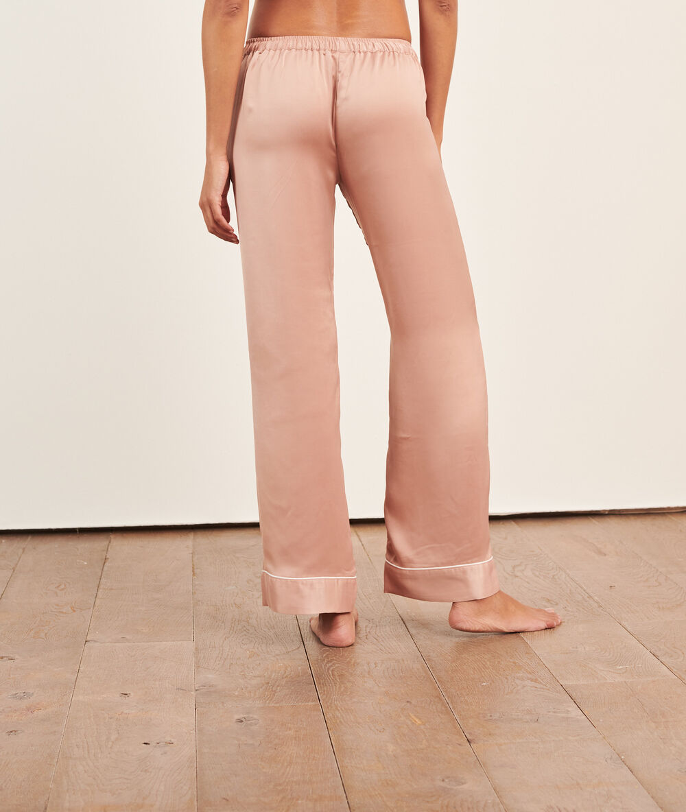 Pantalón pijama de satén rosa pálido.