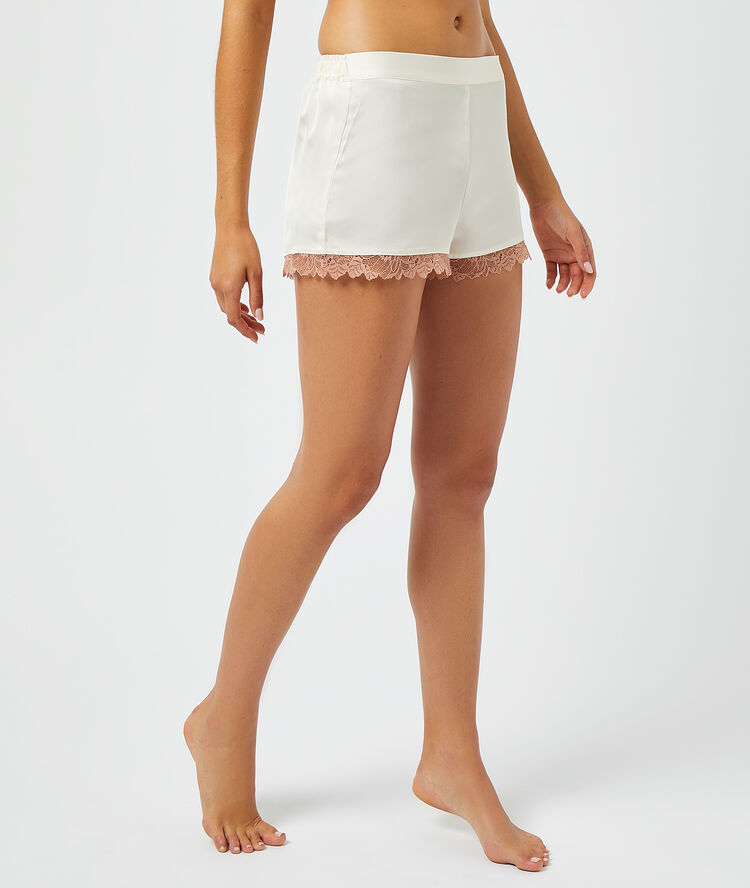 Pantalón corto de encaje y satén crudo.