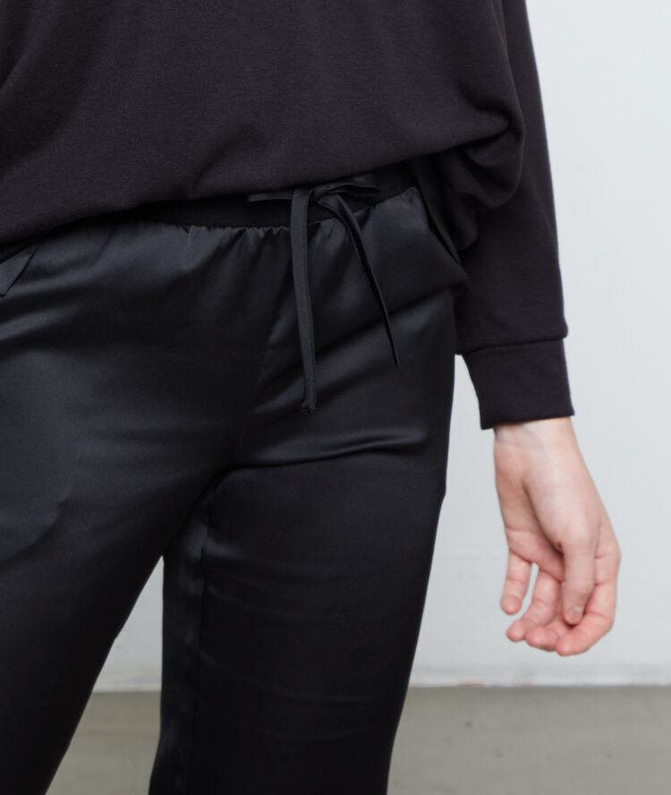 Pantalón de satén liso negro.