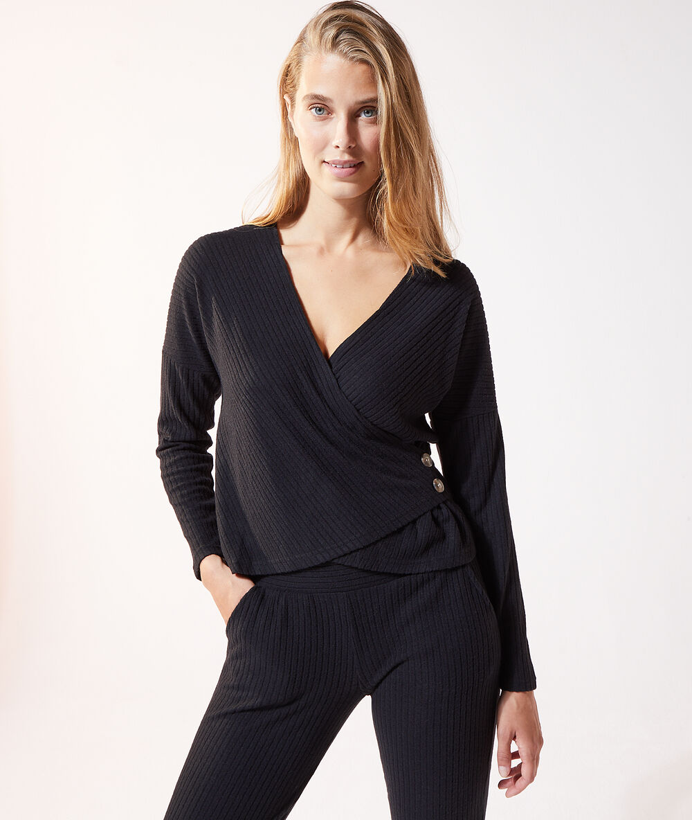Camiseta escote cruzado negro.