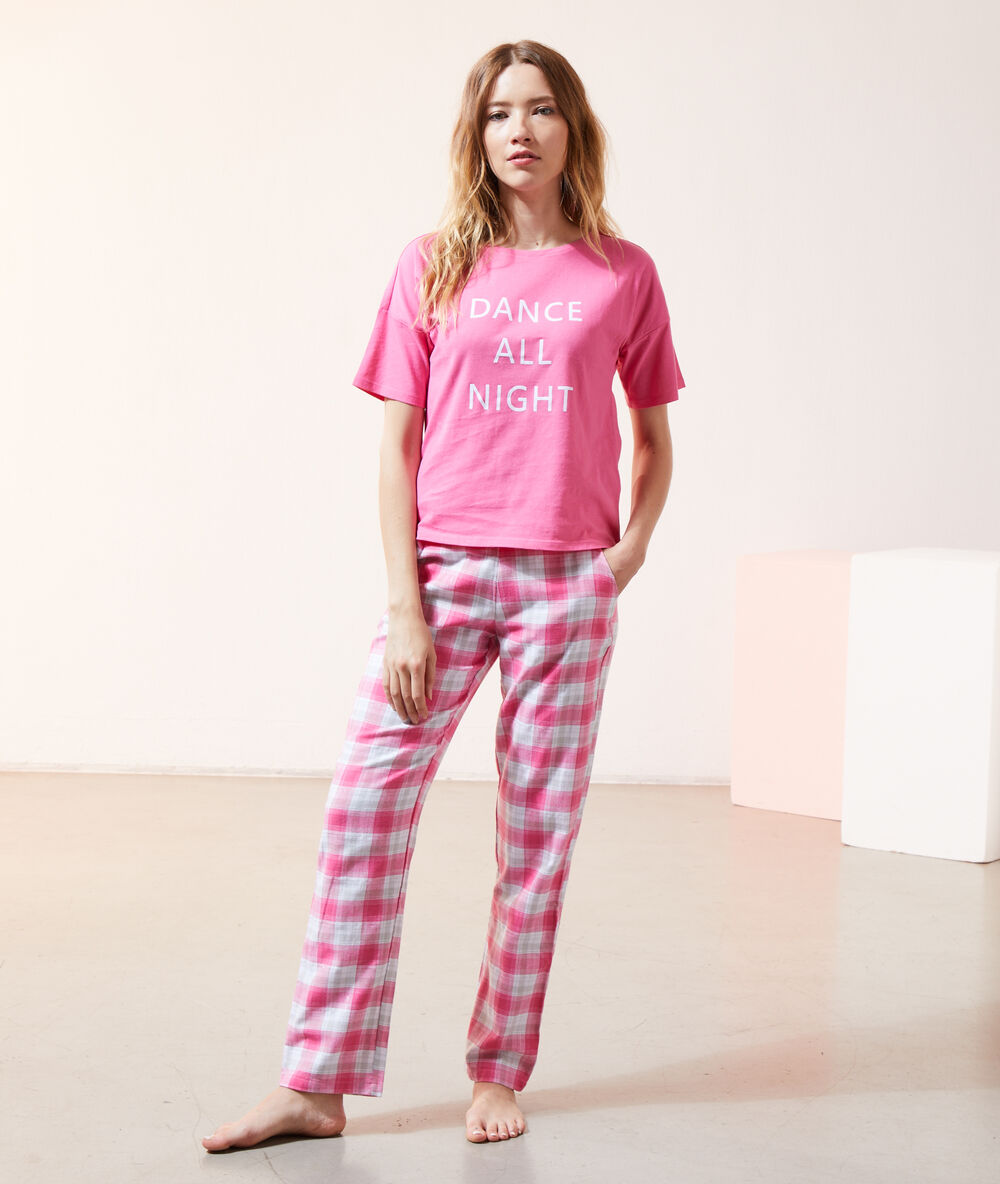 Pantalón estampado de cuadros rosa.