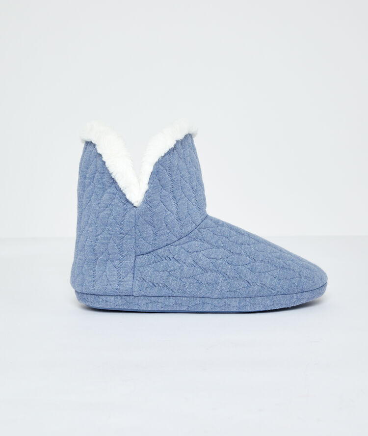 Zapatillas tipo botines con forro interior azul.