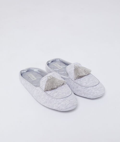 Zapatillas con pompones decorativos c.gris.