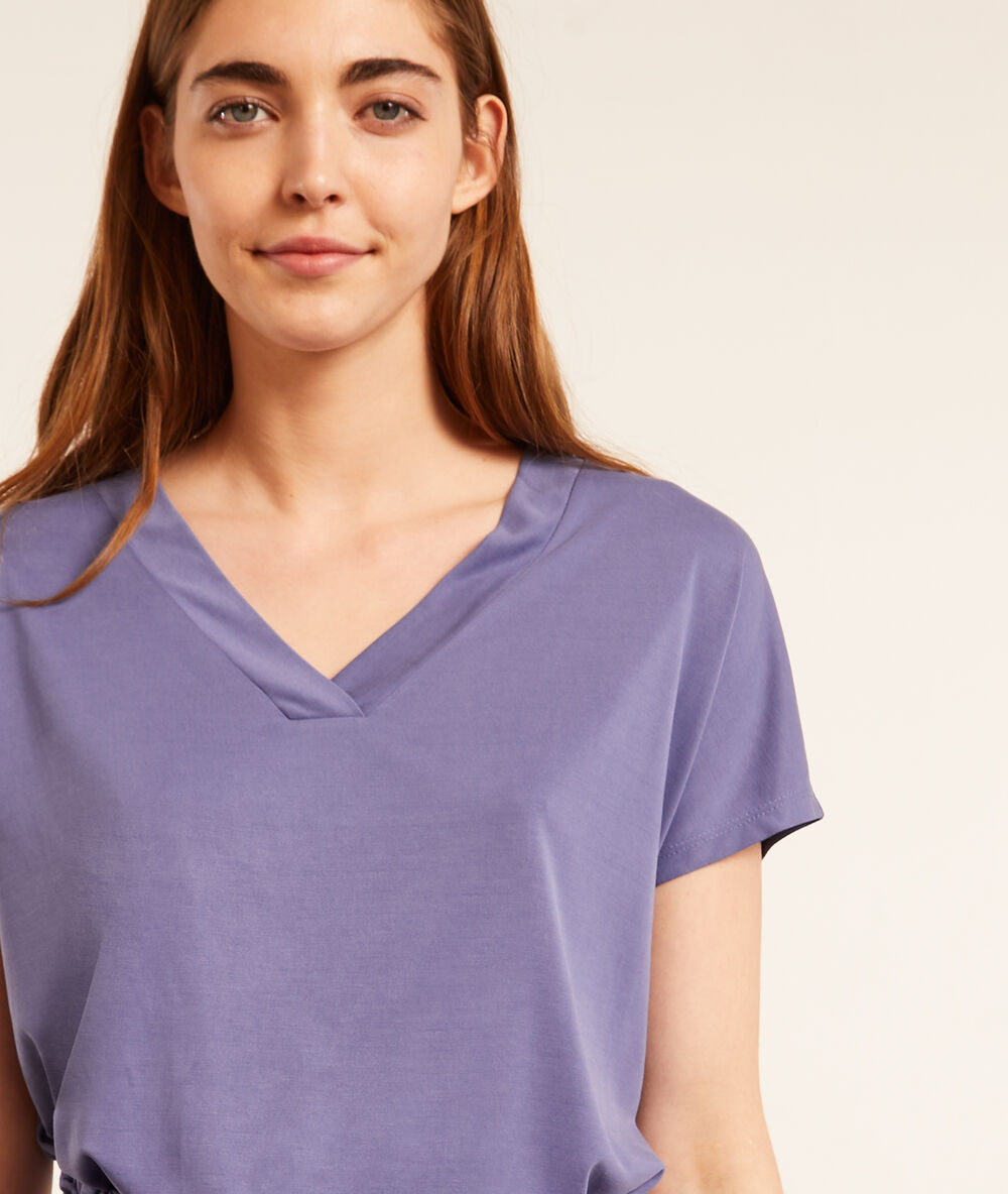 Camiseta manga corta, escote en v lila.