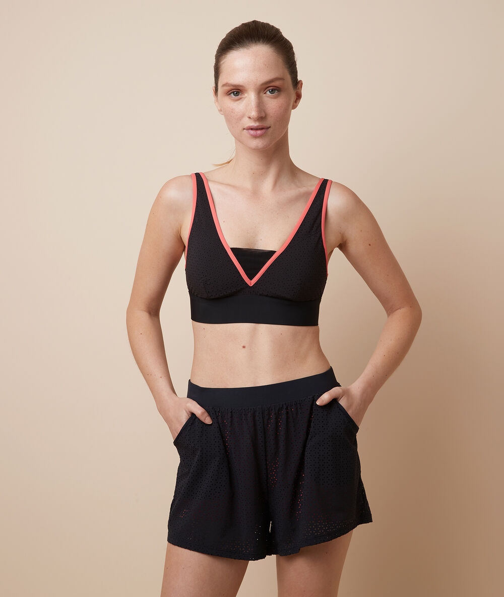 Pantalón corto deportivo negro.