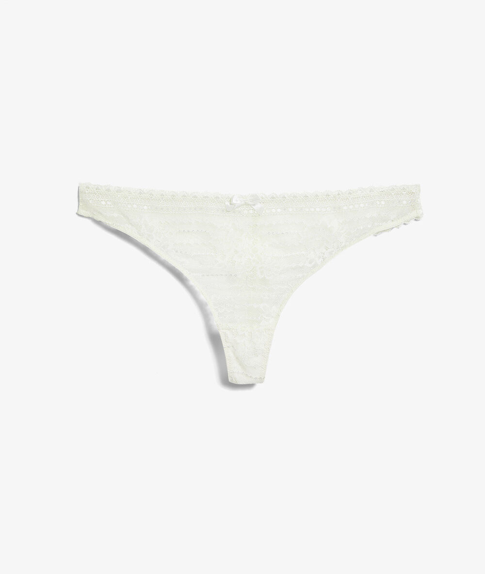 Tanga de encaje crudo.