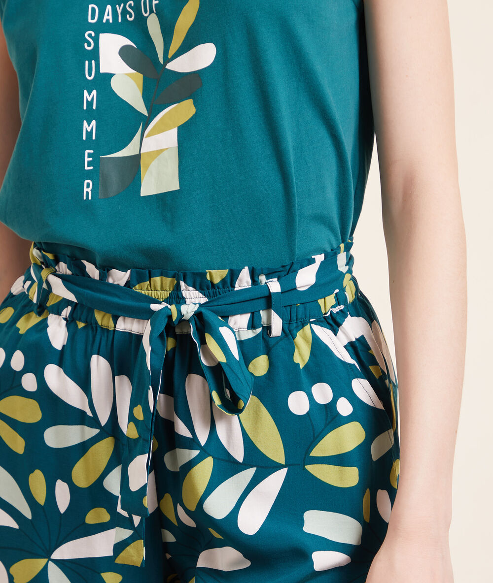 Pantalón corto estampado verde.