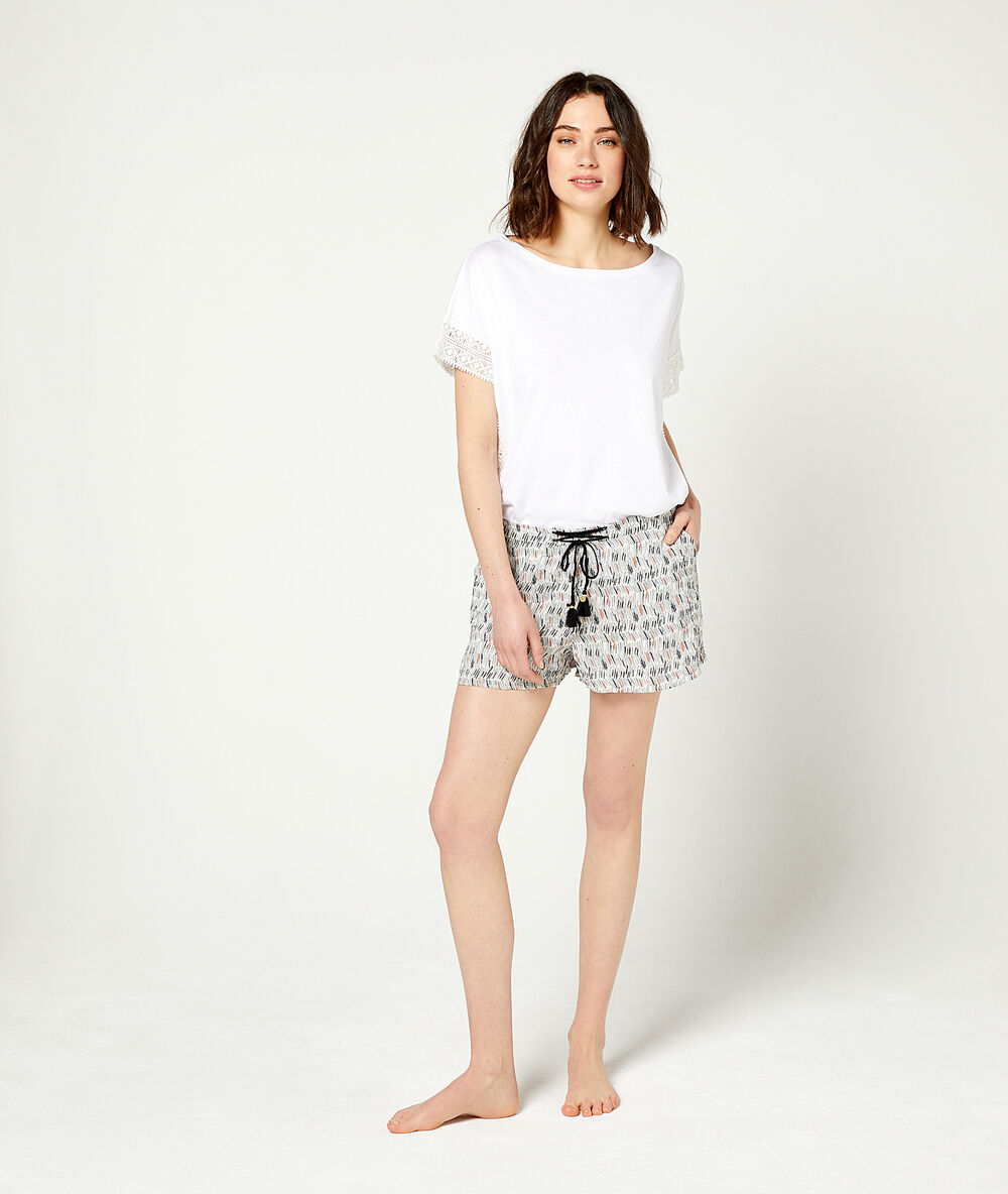 Pantalón corto estampado ceñido cintura crudo.
