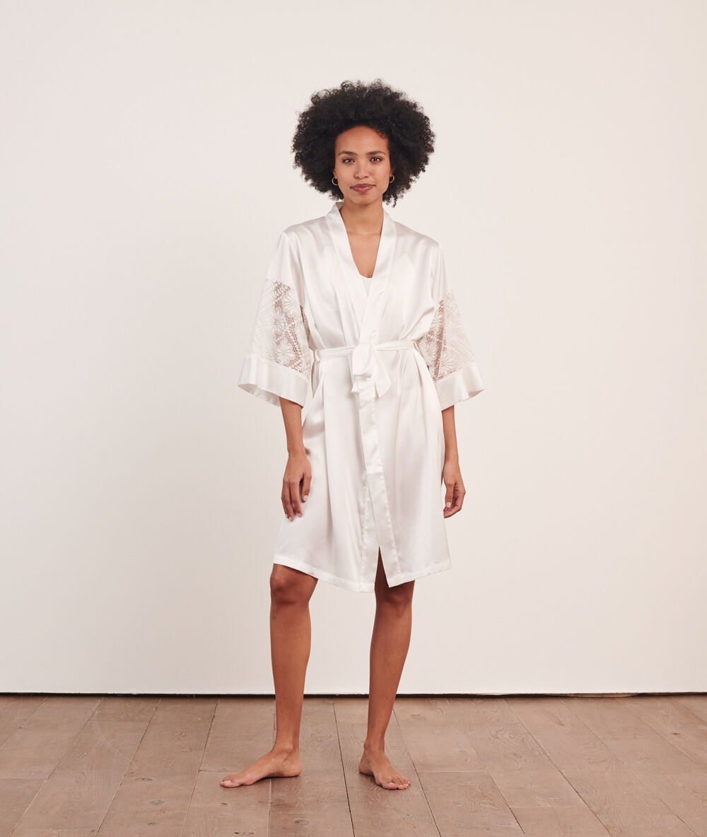 Bata tipo kimono, motivos de encaje crudo.