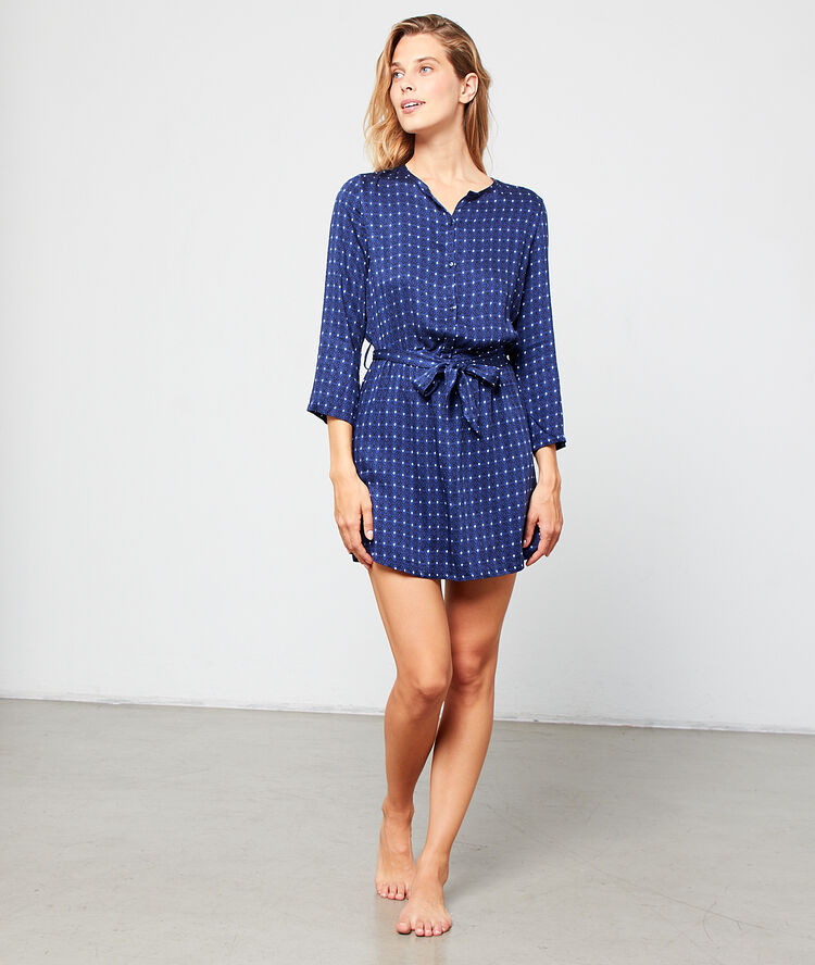 Camisón de satén estampado azul marino.