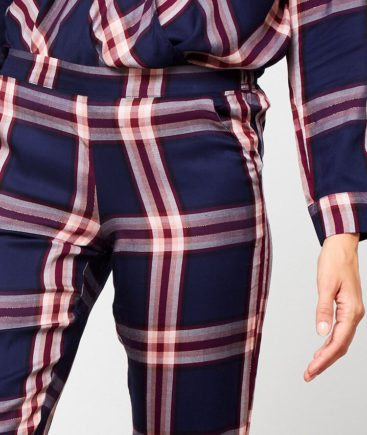 Pantalón estampado de cuadros azul.