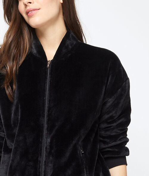 Chaqueta homewear tejido suave negro.
