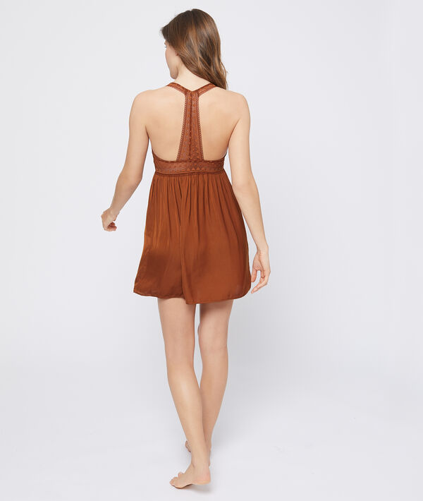 Camisón escotado con motivos de encaje Camisón escotado con motivos de encaje