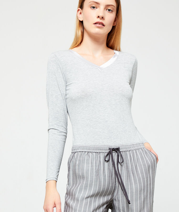 Camiseta escote en v de viscosa, motivos satinados c.gris perla.