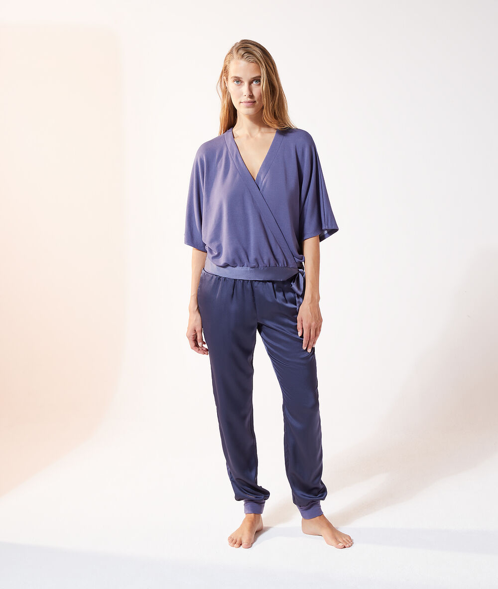 Pantalon satiné bleu indigo.