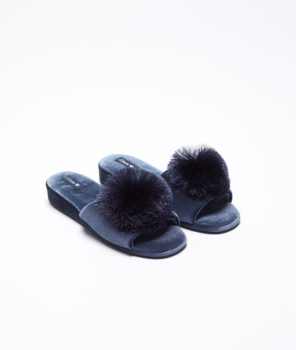 Zapatillas con pompones decorativos Zapatillas con pompones decorativos