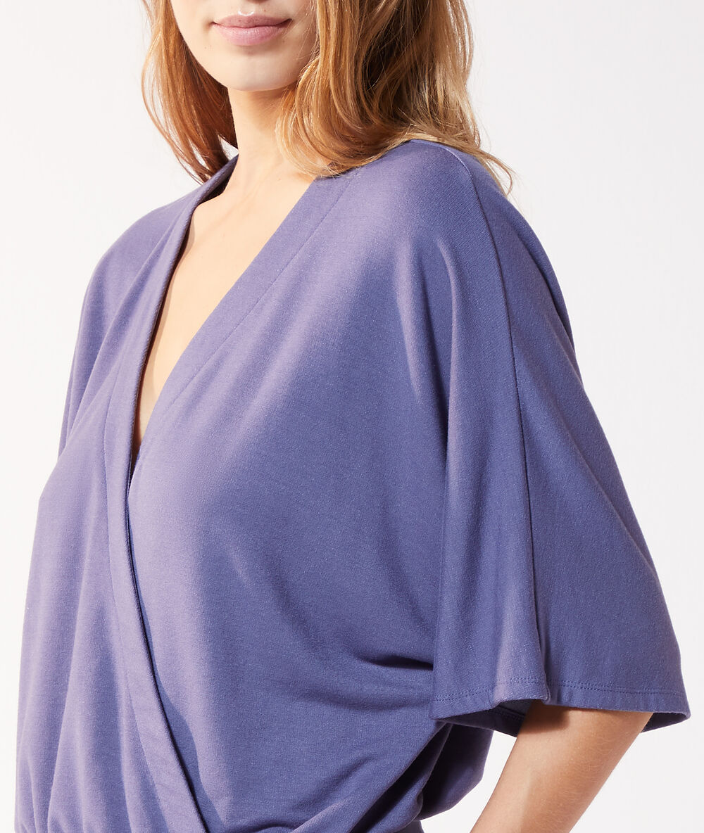 Top escote cruzado con lazada azul índigo.