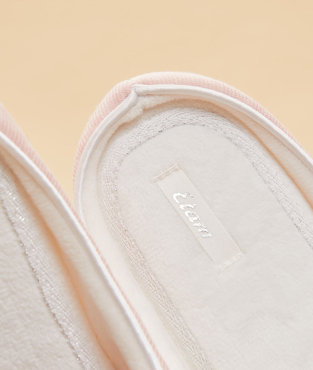Zapatillas destalonadas rosa pálido.