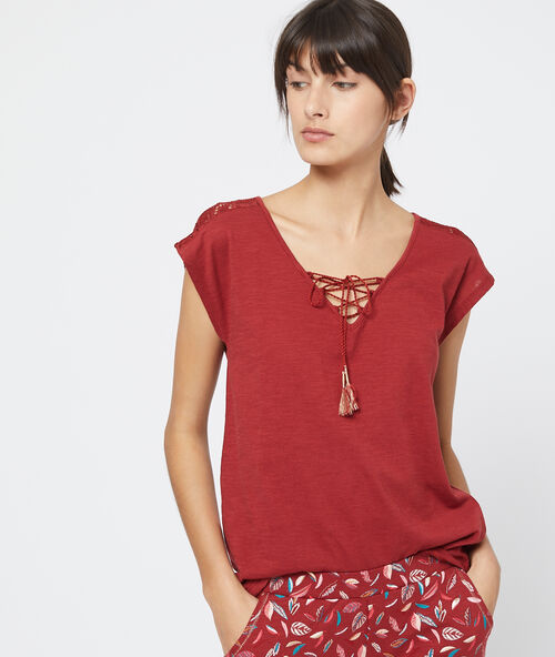 Camiseta con motivos de encaje burdeos.